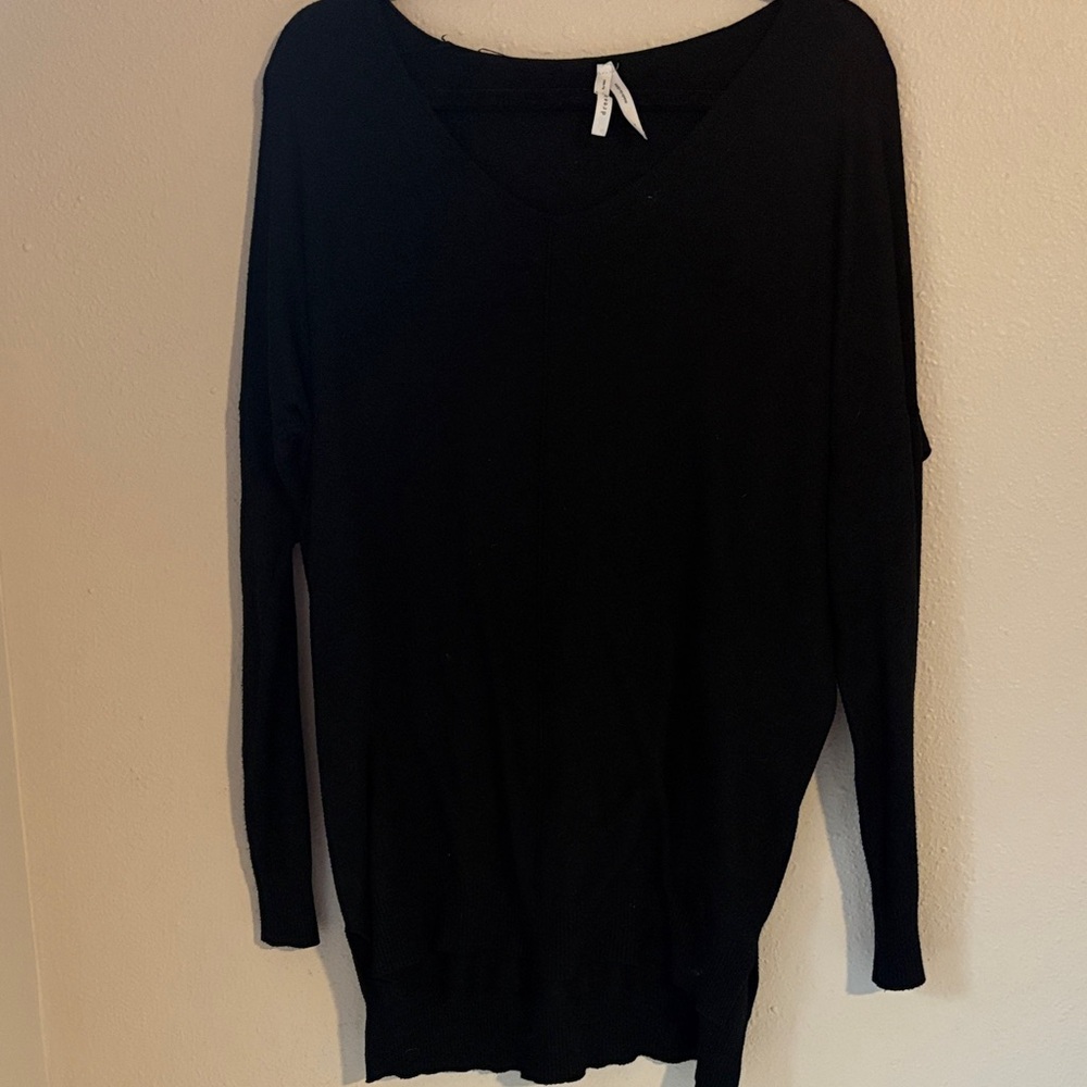 Dreamers Black V-Neck Long Sleeve Sweater size M/L